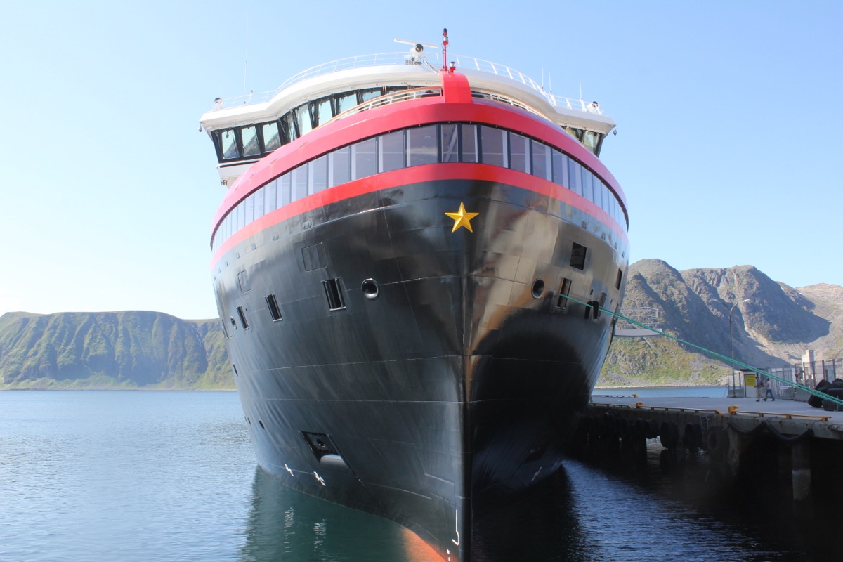 Hybrid-electric expedition ships